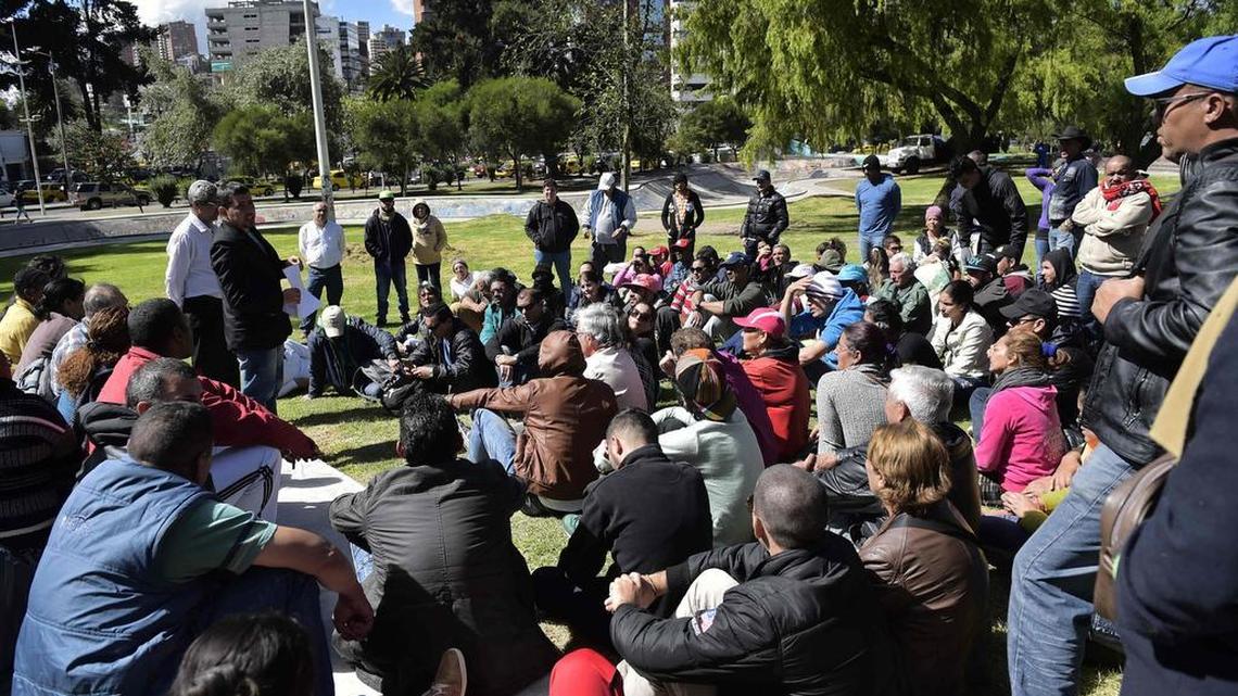 Un grupo de cubanos exigen visas humanitarias para México con la finalidad de viajar a los Estados Unidos, en un campamento en un parque en Quito el 28 de junio el año 2016.