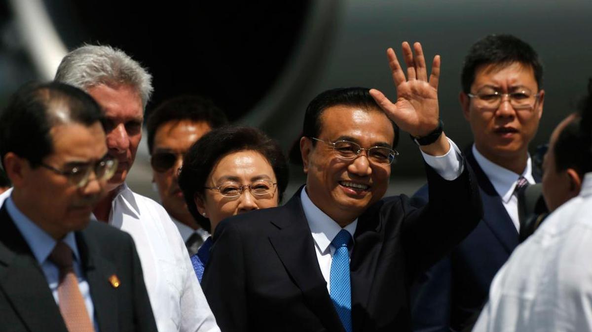 El primer minsitro chino Li Keqiang saluda a los reporteros a su llegada a La Habana..
