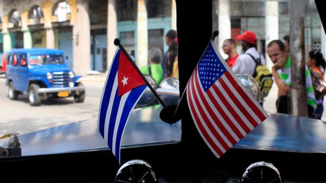 Las banderas en miniatura que representan a Cuba y los Estados Unidos se muestran en un clásico automóvil estadounidense en La Habana, Cuba.