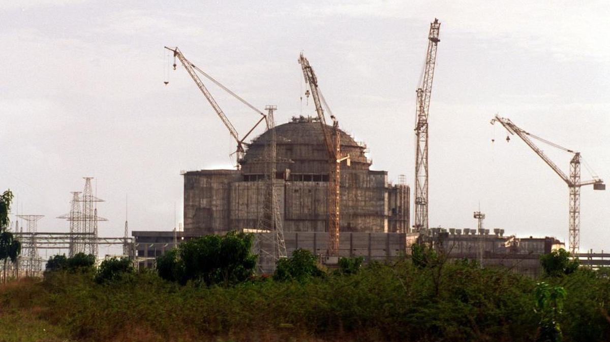El proyecto de la planta Juraguá, situado a 336 kilómetros al este de La Habana, fue lanzado en 1982 con la participación técnica y financiera de la antigua Unión Soviética, y estaba diseñado para cuatro unidades con reactores rusos VVER, con una potencia de 440 megavatios cada uno, que debían entrar en funcionamiento entre 1995 y 1996.