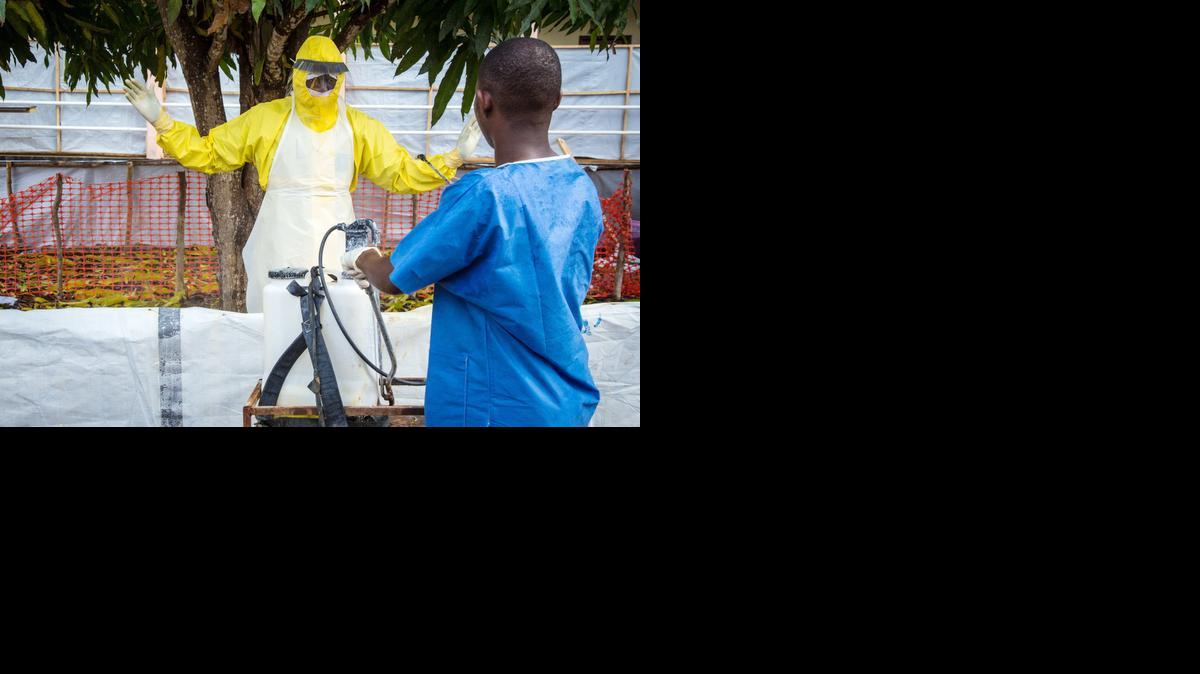 
Un trabajador del sector salud es desinfectado después de laborar en un centro donde se trata a pacientes con ébola en Freetown, Sierra Leona, el miércoles. 
