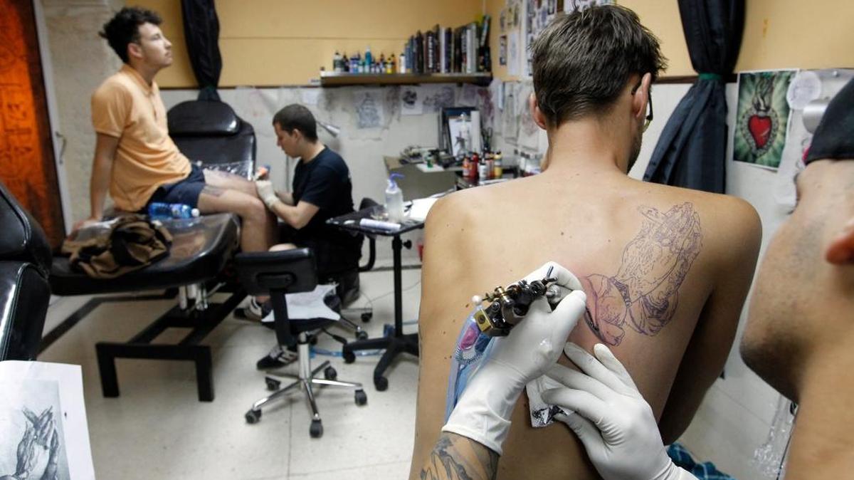 Jóvenes se tatúan en “La Marca”, el primer estudio de tatuajes “profesional” en La Habana. Un año después de su inauguración, el estudio ha puesto de moda el llevarse un souvenir de la isla caribeña en la piel.