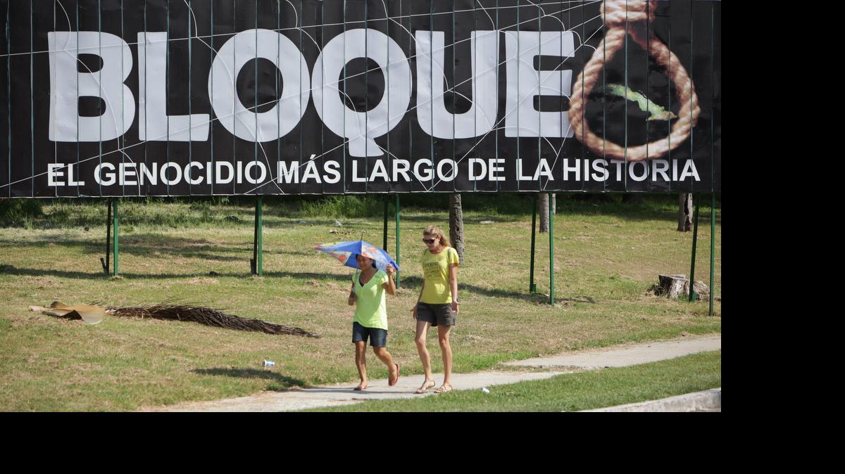 
Dos mujeres caminan frente a una valla con un mensaje referente al bloqueo de EE.UU. contra Cuba, el miércoles 22 de julio del 2015, en La Habana (Cuba). 
