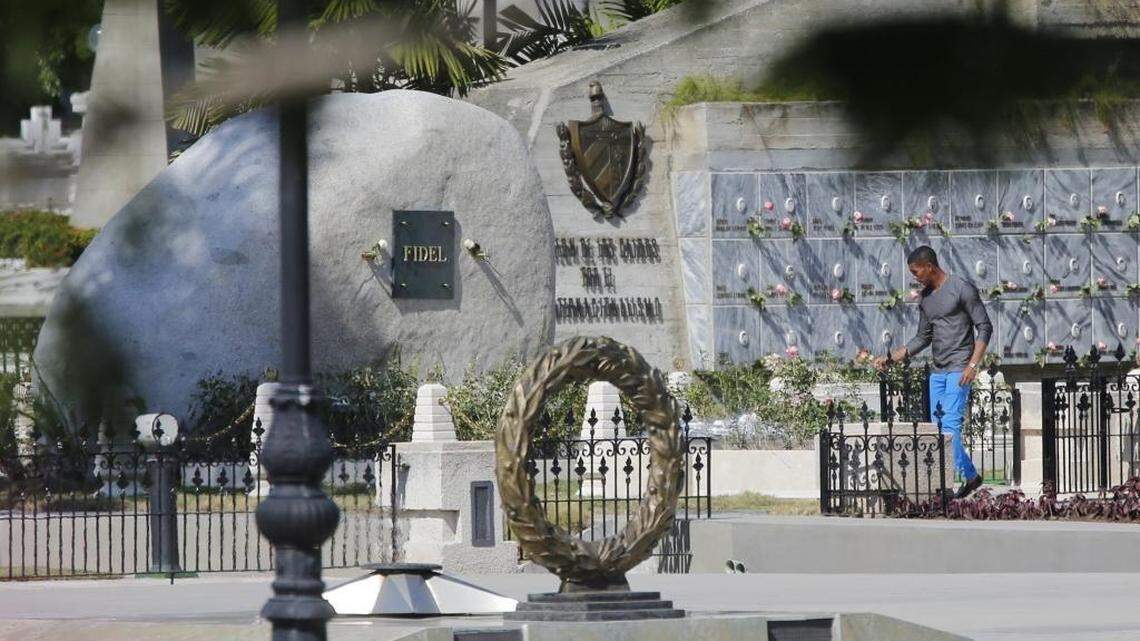 Algunos cubanos pudieron visitar la cripta de Fidel Castro el domingo 4 de diciembre, en el cementerio Santa Ifigenia de Santiago de Cuba.
