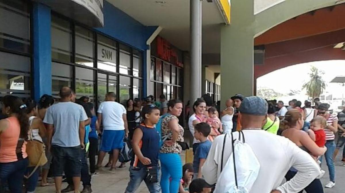 Un grupo de cubanos espera el viernes a las afueras de una oficina del Servicio Nacional de Migración de Panamá, en el Mall de David.