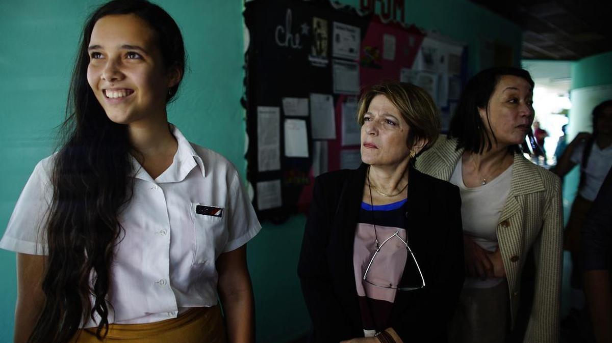 La Relatora Especial de las Naciones Unidas sobre los derechos humanos de las víctimas de Trata de Personas, Maria Grazia Giammarinaro (c), conversa con estudiantes de la escuela secundaria Julio Antonio Mella el lunes 10 de abril de 2017, en La Habana, Cuba. Giammarinaro se encuentra en Cuba para una visita oficial de cinco días.