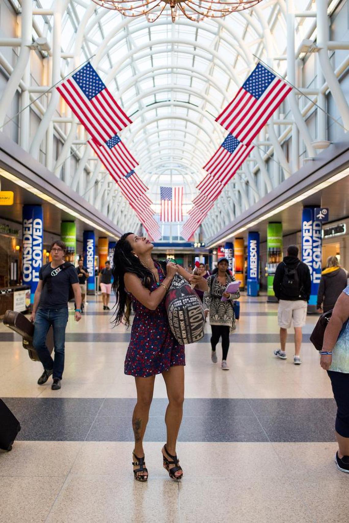 Liset Barrios llega al Aeropuerto Internacional O'Hare de Chicago para reunirse con su novio, Joey, a quien conoció recientemente en Cuba y pagó por su viaje a los Estados Unidos.