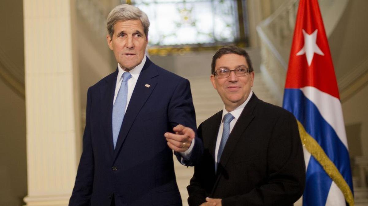 El secretario de Estado, John Kerry, y el canciller de Cuba, Bruno Rodríguez, el 14 de agosto en La Habana, el día en que se izó la bandera en la Embajada de EEUU.