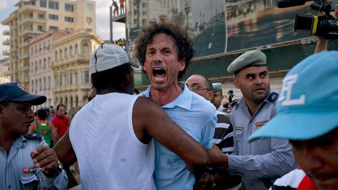 La Policía cubana detiene al activista Boris González durante una marcha LGBTI independiente en La Habana. Archivo. (AP Photo/Ramon Espinosa)