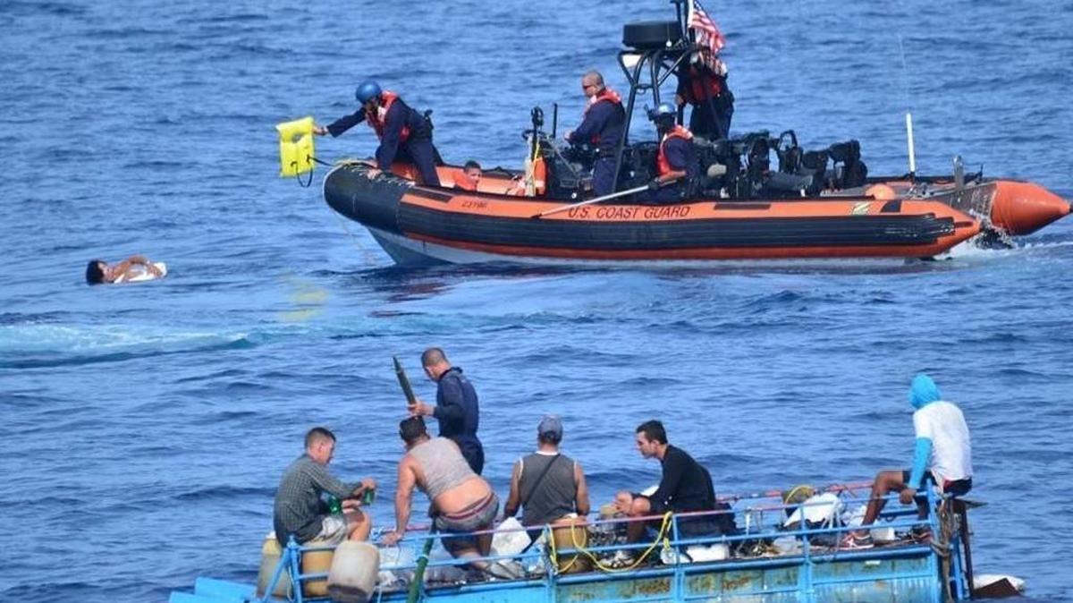 Un tripulante del escampavías Mohawk del Servicio de Guardacostas de los Estados Unidos tira un salvavidas a un balsero que saltó al mar al sur de Cayo Hueso en esta foto de archivo.