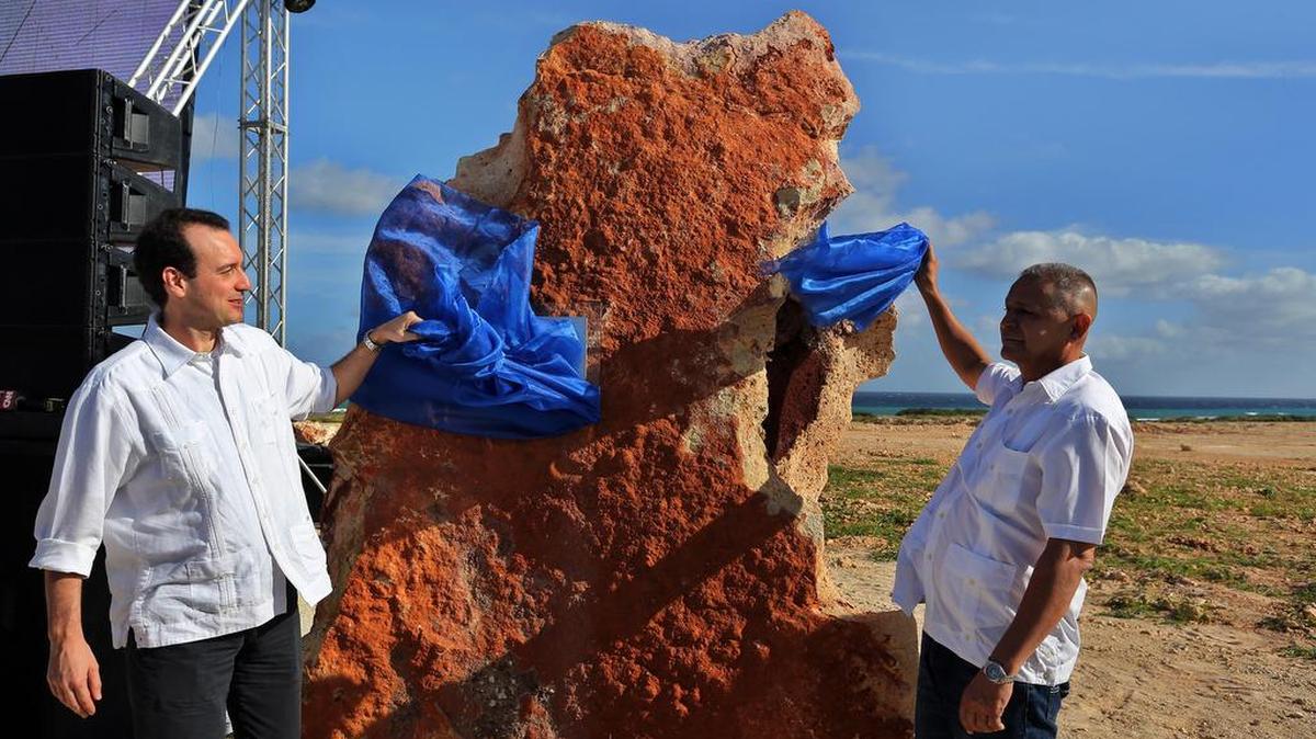 El vicepresidente de la empresa brasileña Souza Cruz, Leonardo Serra (izq.) y Justo Luis Fuentes, presidente de Tabacuba, develan la primera piedra de la empresa de producción de cigarrillos Brascuba el martes 1ro de noviembre de 2016, en la Zona Especial de Desarrollo del Mariel (ZEDM), en La Habana, Cuba.