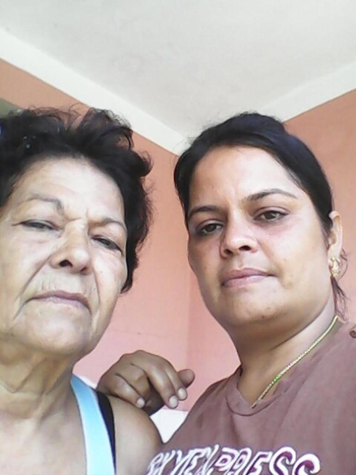 Yamilé Oliver y su madre, Amne Rivero, en una foto tomada en Cuba. Al llegar a Estados Unidos y pedir asilo, Oliver recibió parole pero Rivero no tuvo la misma suerte.
