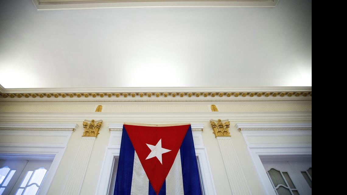 
 Vista de la última bandera que ondeó en la embajada cubana en Estados Unidos el 3 de enero de 1961, antes de la ruptura de las relaciones diplomáticas entre los dos países, y que decora la que será la nueva embajada de cubana de Washington, Estados Unidos hoy 20 de julio de 2015. 
