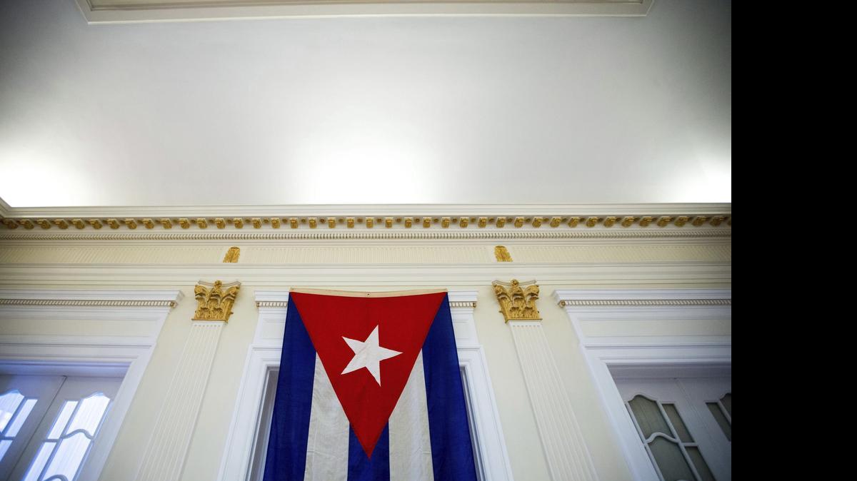 
 Vista de la última bandera que ondeó en la embajada cubana en Estados Unidos el 3 de enero de 1961, antes de la ruptura de las relaciones diplomáticas entre los dos países, y que decora la que será la nueva embajada de cubana de Washington, Estados Unidos hoy 20 de julio de 2015. 
