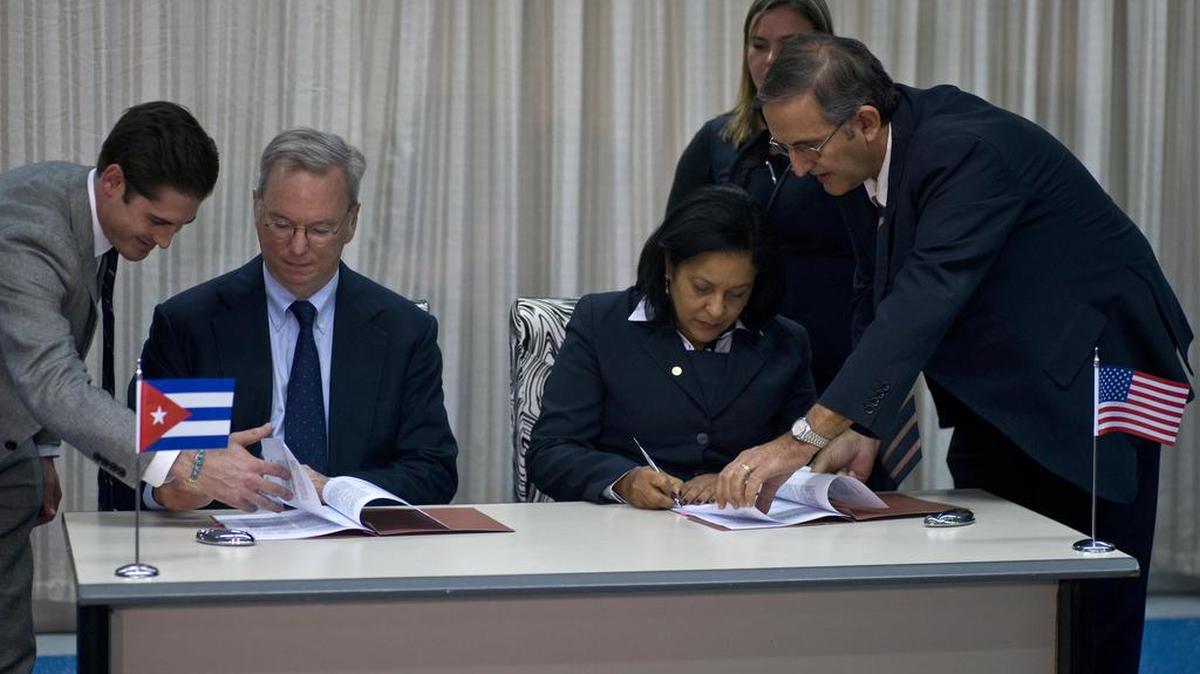 El presidente ejecutivo de Google, Eric Schmidt, y la directora de ETECSA, Mayra Arevich Marin, firman un acuerdo en La Habana, el 12 de diciembre del 2016. Foto de archivo.