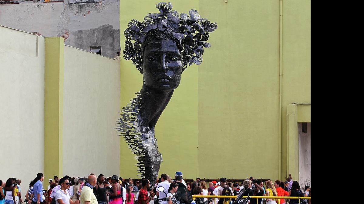 
Fotografía de la obra ‘Primavera’ del artista Rafael San Juan, expuesta en el Malecón el domingo pasado, donde fue inaugurada la exposición ‘Detrás del Muro’, como parte de la XII Bienal de Arte de La Habana. 
