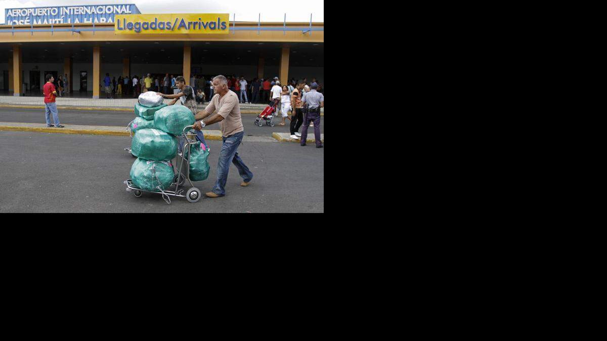Personas salen con sus maletas del Aeropuerto Internacional José Martí de La Habana. Foto de archivo. 
