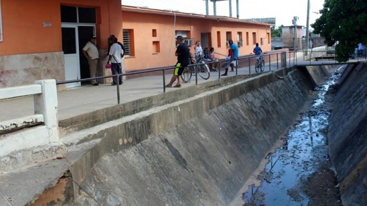 
Una zanja de agua sucia junto al hospital municipal de Trinidad. Fuentes de Salud Pública en Sancti Spíritus dijeron que han contabilizado unos 300 casos de dengue en la provincia.
