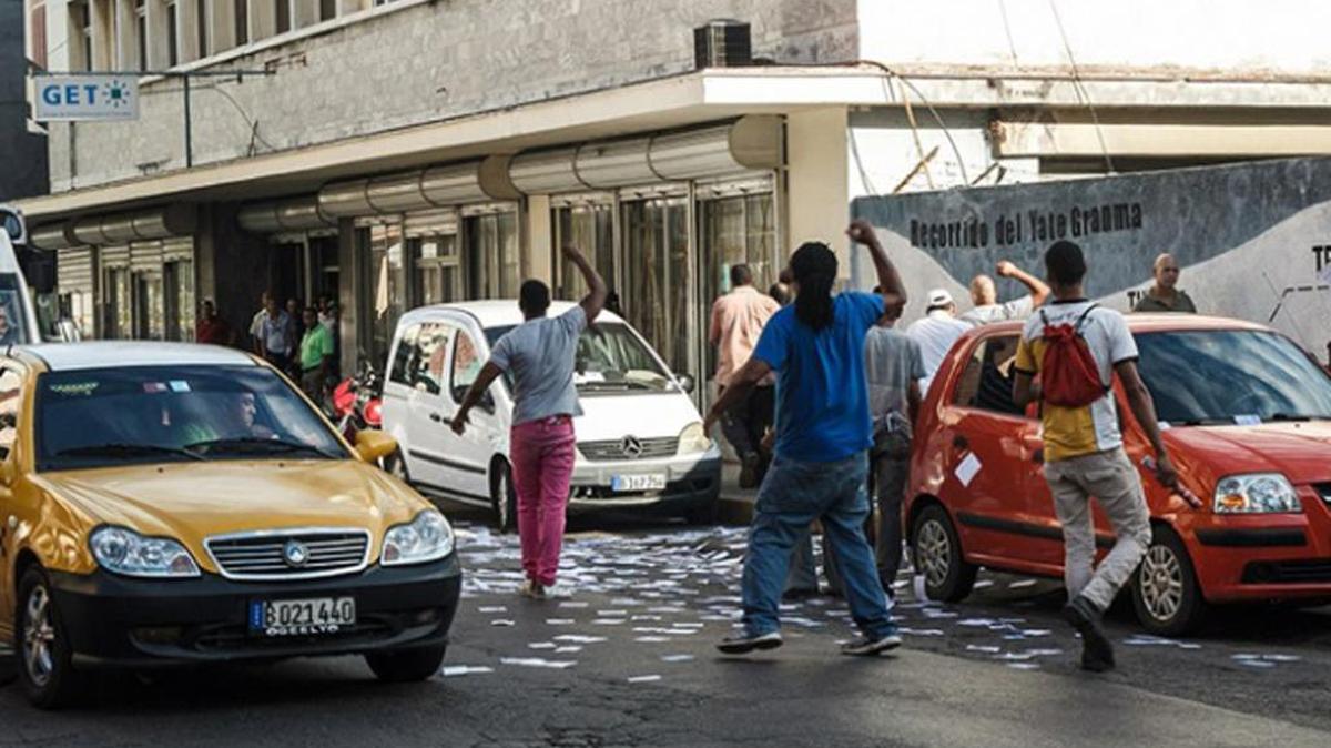 
Los opositores exigen respeto a los derechos humanos frente al edificio del Ministerio de Justicia en La Habana.
