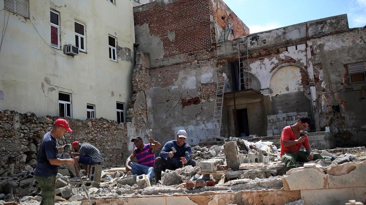 Obreros y militares trabajan en la rehabilitación de las zonas afectadas por el paso del huracán Irma, el miércoles, 13 de septiembre, en la Habana (Cuba).