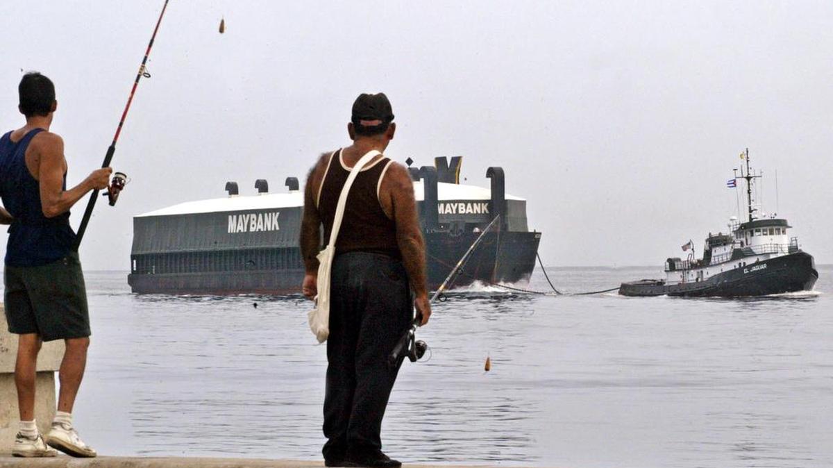 Pescadores en el Malecón habanero observan la entrada al Puerto de La Habana de un buque mercante estadounidense en esta foto de archivo.