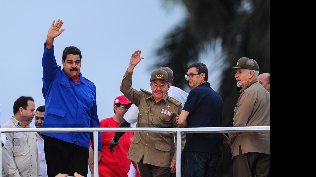 
El gobernantes cubano Raúl Castro y Nicolás Maduro durante la marcha el 1ero de mayo en la Habana, Cuba.
