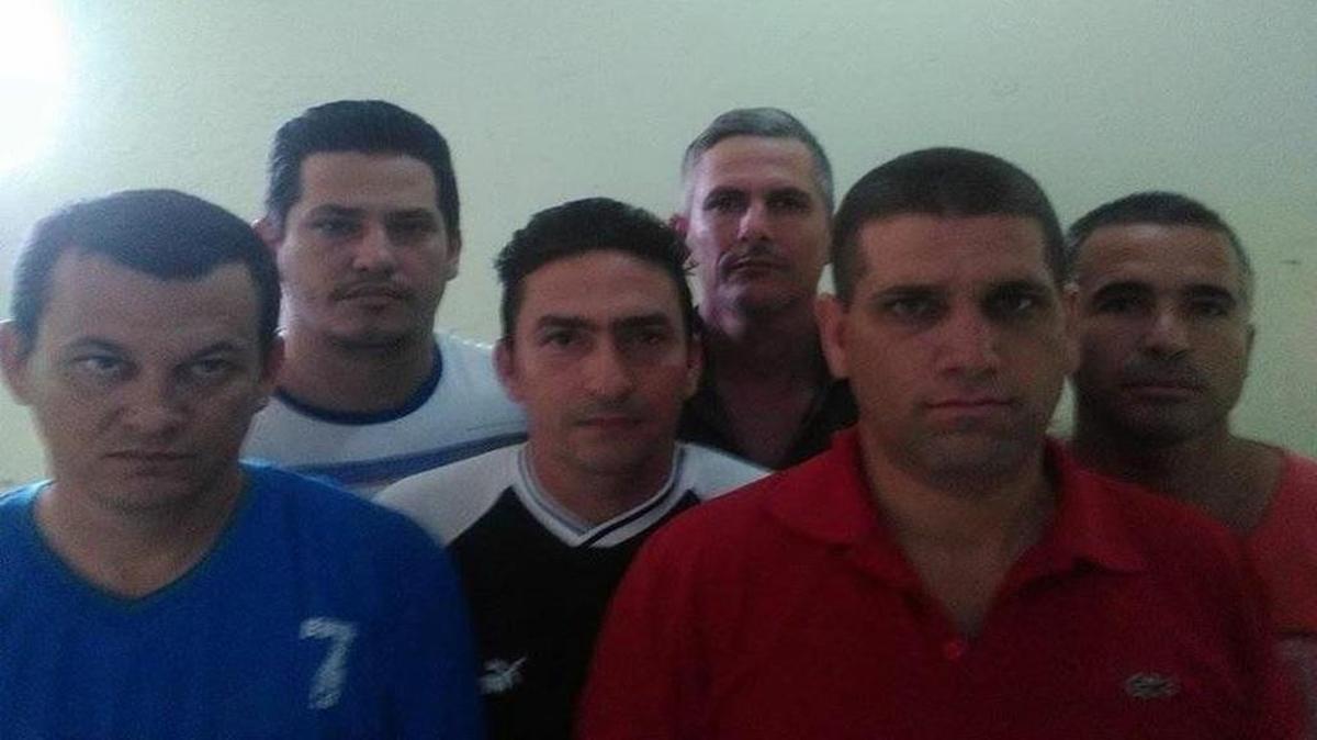 Miembros del grupo de cubanos detenidos en República Dominicana. El único identificado es Iván Romero, a la izquierda, con una camiseta azul.