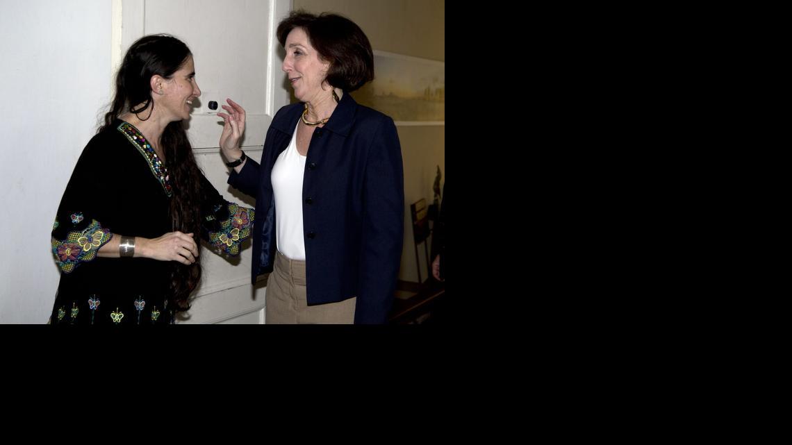 
La subsecretaria de Estado para el Hemisferio Occidental, Roberta Jacobson (der.), visita a la bloguera opositora cubana Yoani Sánchez el viernes 23 de enero de 2015, en su residencia en La Habana. 
