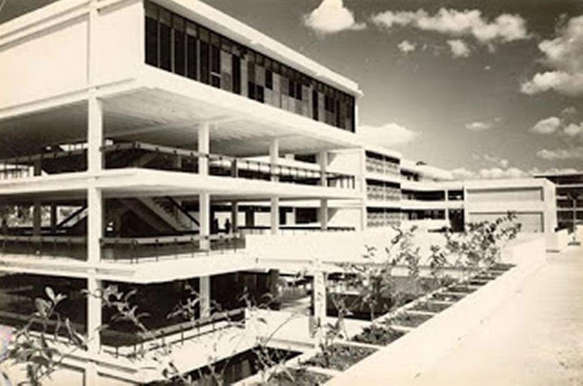 La Escuela Lenin fue construida en el sistema Girón, que sigue el estilo prefabricado de la arquitectura socialista. En un principio se componía de seis unidades o miniescuelas, tres de nivel secundario y tres de preuniversitario. Algunas tenían hasta 500 alumnos.