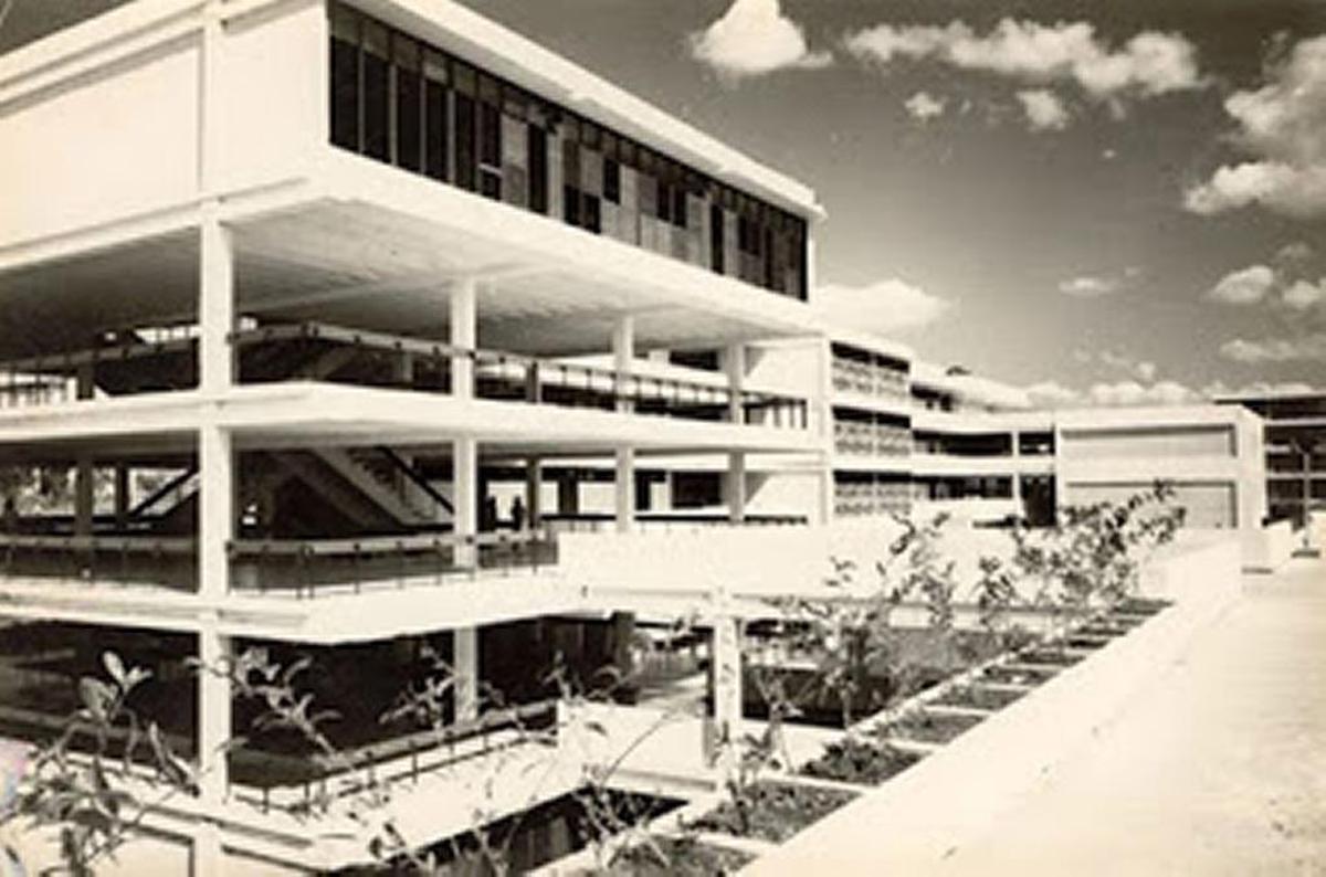 La Escuela Lenin fue construida en el sistema Girón, que sigue el estilo prefabricado de la arquitectura socialista. En un principio se componía de seis unidades o miniescuelas, tres de nivel secundario y tres de preuniversitario. Algunas tenían hasta 500 alumnos.