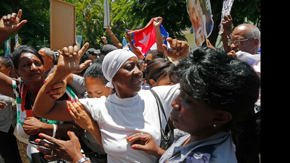 
Integrantes de las Damas de Blanco son detenidas por agentes policiales cubanos el domingo, en La Habana.

