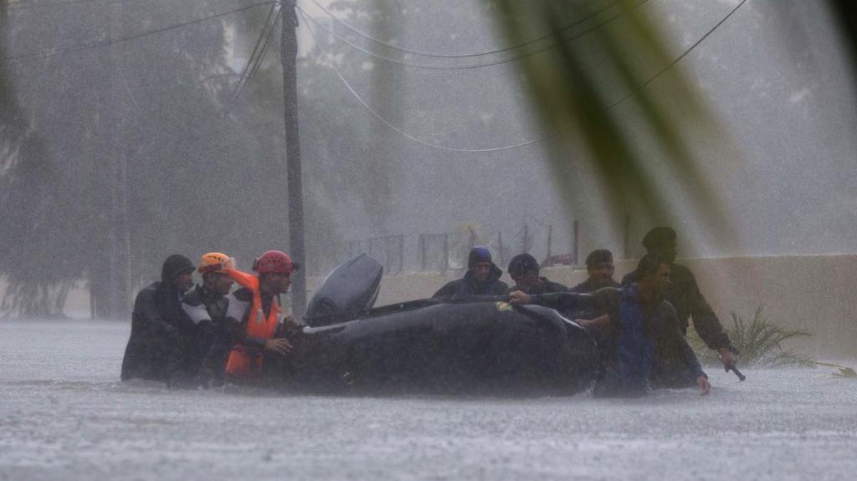 Un equipo de rescate trabaja en una calle inundada en La Habana, luego del paso del huracán Irma, el domingo 10 de septiembre de 2017.