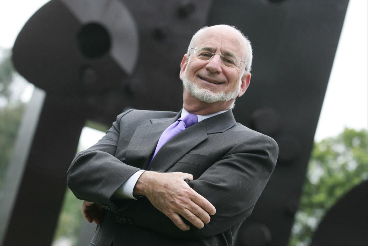 Richard Feinberg dice que el sucesor de Raúl Castro tendrá que enfrentar la dura tarea de unificar el sistema monetario de la isla. Se espera que Castro se retire como presidente el 19 de abril.