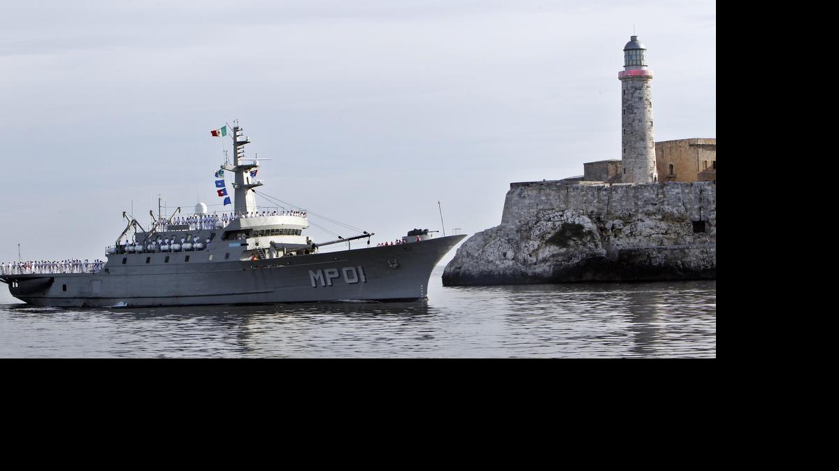 
El buque multipropósito ‘Huasteco’, de la Armada de México, entrando en la bahía de La Habana, Cuba.
