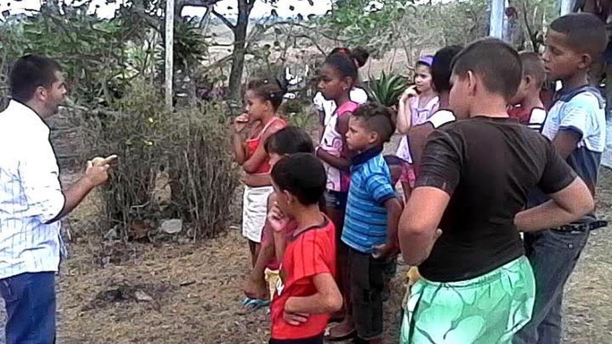Los voluntarios de Cuba Corps instruyen a los niños que se organizan en grupos para después del colegio. Ya cuentan con 17 centros por toda la isla.