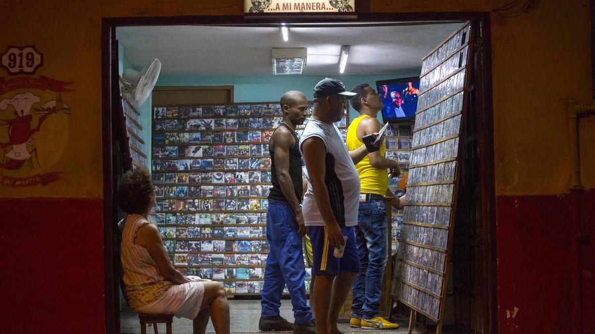 Foto de archivo del 4 de abril de 2016, clientes buscan discos de música y películas en una tienda privada en La Habana, Cuba.