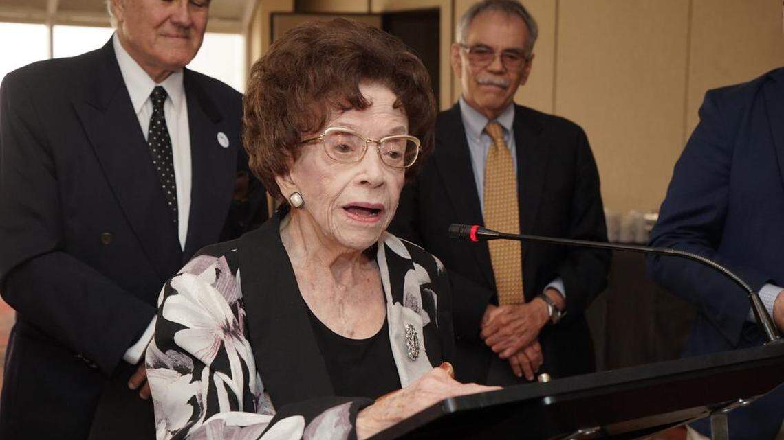 La "abuela del exilio cubano", Leonor Ferreira, quien cumplirá en mayo próximo 102 años, habla durante un homenaje que le rindió la organización Herencia Cultural Cubana, el miércoles 27 de abril 2016, en Miami. Ferreira es reconocida como la mujer que más joven ha sido presa política en la historia de Cuba.