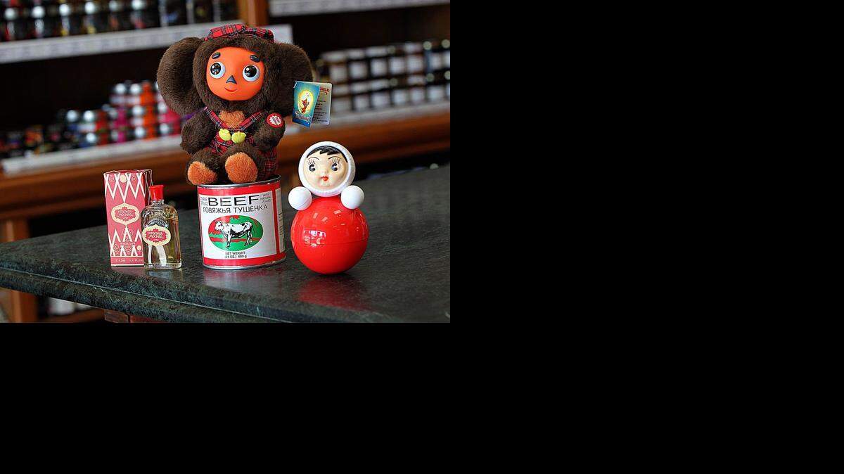 
Algunos de los alimentos, juguetes y perfumes rusos que se venden en Marky's en North Miami.
