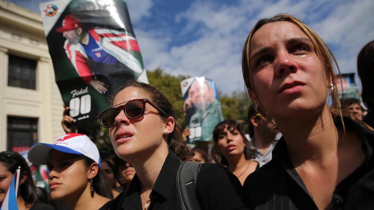 Cientos de jóvenes participan el sábado 26 de noviembre, en una concentración en la Universidad de La Habana para recordar al líder de la revolución cubana, Fidel Castro, quien falleció ayer, a la edad de 90 años.