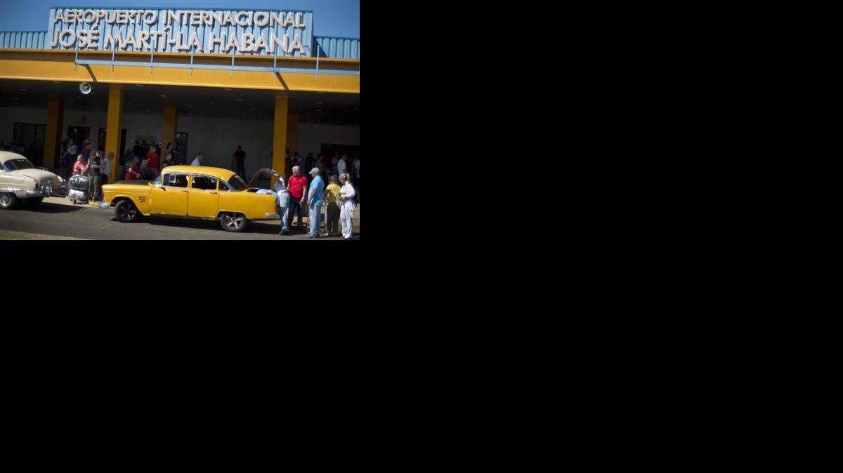 Gente carga equipaje en un taxi al arribar de Estados Unidos al Aeropuerto Internacional José Martí de La Habana, Cuba, lunes 1 de septiembre de 2014.