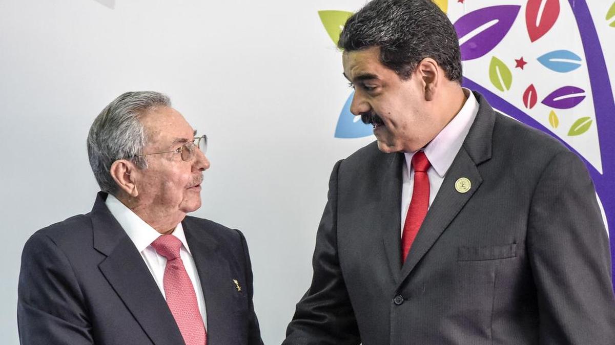 El gobernante cubano, Raúl Castro ( L ), saluda al presidente de Venezuela, Nicolás Maduro, antes de la ceremonia de apertura de la cumbre del Movimiento de Países No Alineados en Porlamar, Isla de Margarita, Venezuela, el 17 de septiembre de 2016.
