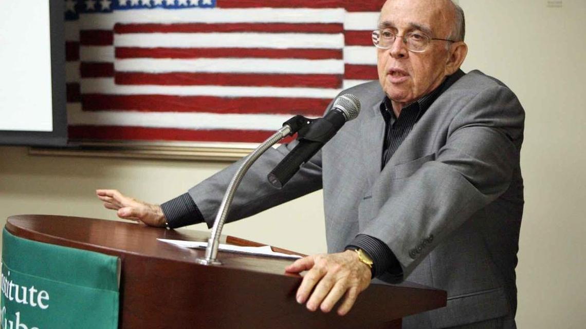 En esta foto de archivo del 2010, Jaime Suchlicki habla durante la presentacion del documental The Failure of the Bay of Pigs en la Casa Bacardi en Coral Gables.