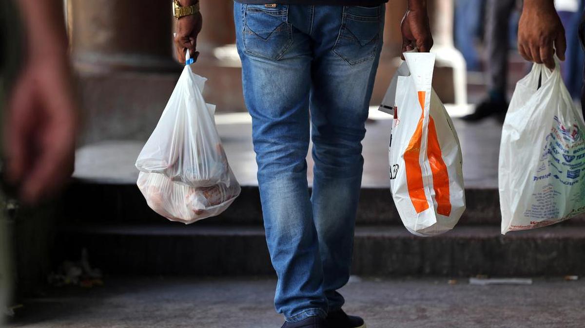 Varias personas caminan llevando bolsas plásticas, conocidas en Cuba como "jabitas", miércoles 8 de febrero de 2017, en La Habana (Cuba).