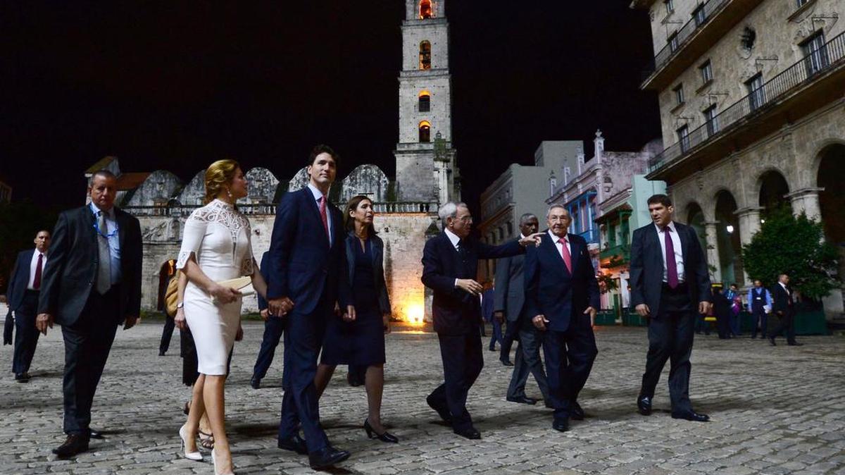 El premier canadiense, Justin Trudeau y su esposa Sophie Gregoire-Trudeau a la izquierda, caminan el martes en la noche por la Plaza de San Francisco en La Habana Vieja junto al gobernante Raúl Castro, segundo de la derecha, y otras figuras oficiales.