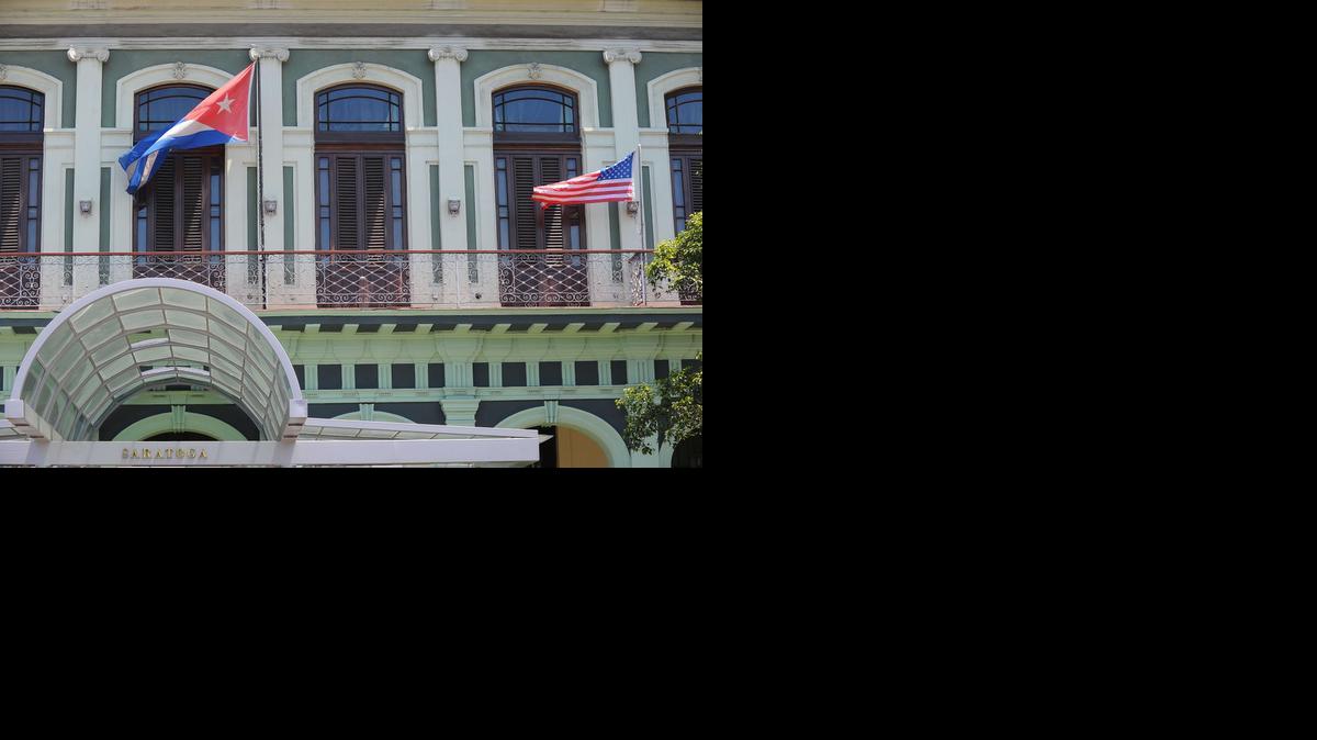 
Las banderas de Cuba y Estados Unidos ondean en la terraza de un hotel en La Habana, el 13 de abril del 2015.
