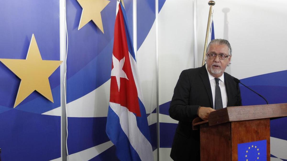 El embajador de la Unión Europea en Cuba, Hernán Portocarero, participa en una conferencia de prensa el 2 de noviembre del 2016, durante la inauguración del stand de la Unión Europea en la 34 Feria Internacional de La Habana, en La Habana.