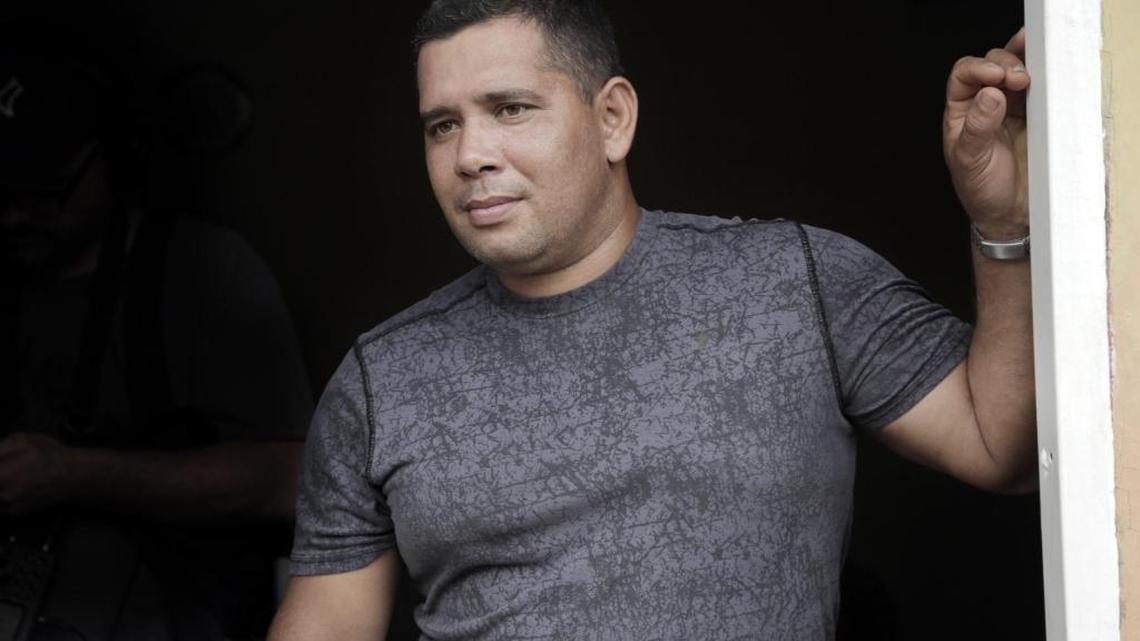 Yoendry Batista en la puerta principal de una casa que alquila con su esposa Yudenny Sao Labrada en la ciudad de Panamá, Panamá