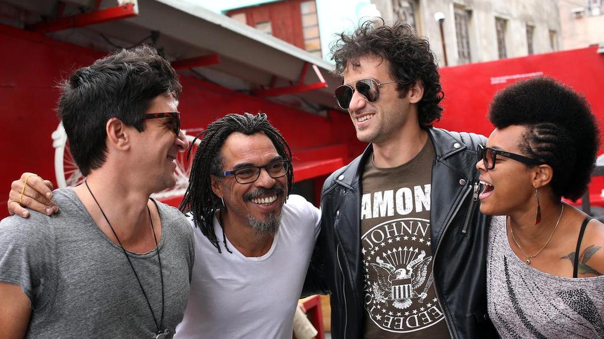 Los músicos cubanos David Blanco (i), X Alfonso (2i), Ernesto Blanco (2d) y Yissy (d) posan el 20 de marzo de 2017, en La Habana, Cuba, luego de asistir a una rueda de prensa para anunciar el festival Havana World Music.