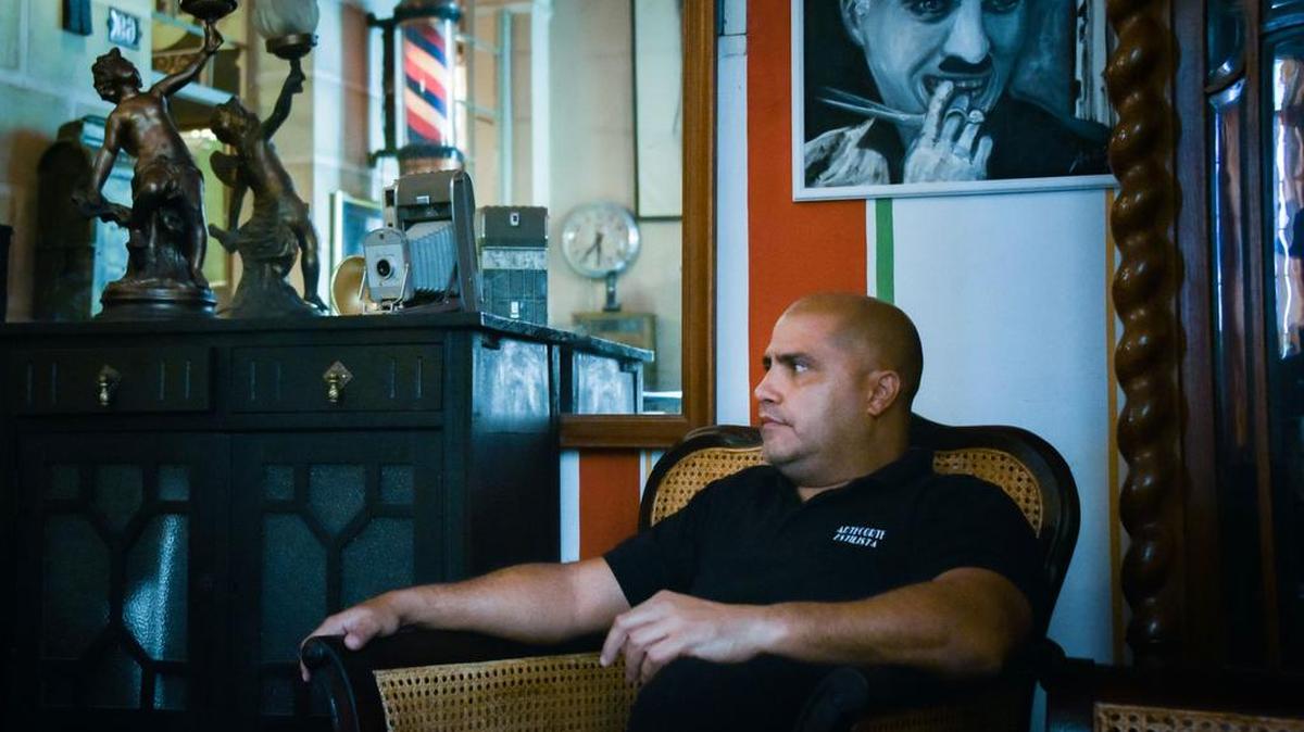 El peluquero privado Gilberto Valladares tiene un salón privado y lidera un proyecto comunitario que beneficia a jóvenes con problemas auditivos.