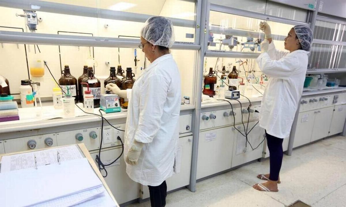 Cecilia Sagardoy y Yordanka Mascorrot, especialistas en péptidos, trabajan en el laboratorio químico del Centro de Ingeniería Genética y Biotecnología en La Habana.